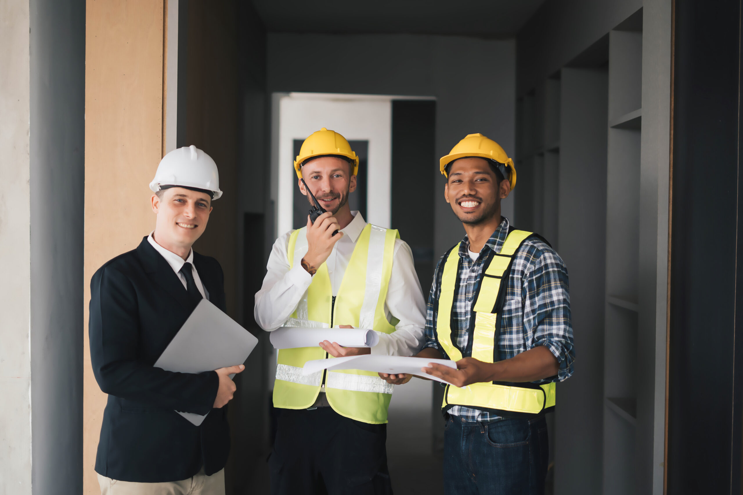 Bauteam bespricht Projektpläne auf der Baustelle